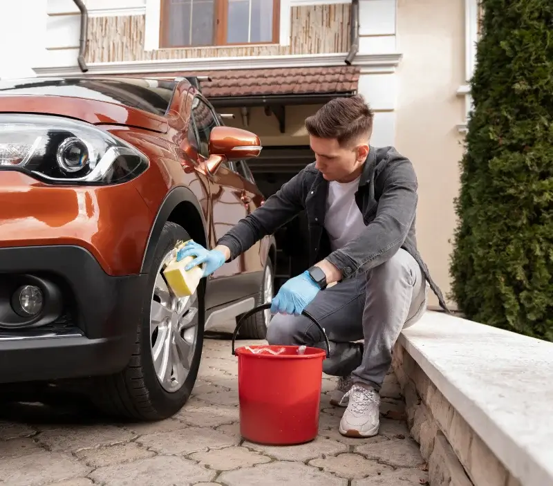 Lavage auto à domicile Cazouls-lès-Béziers : professionnel intervenant sur un véhicule